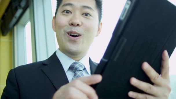 Azjatycki konsultant finansowy za pomocą tabletu — Wideo stockowe