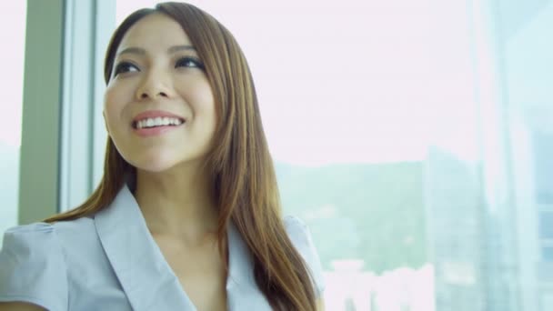 Китайский финансовый консультант улыбается в камеру — стоковое видео