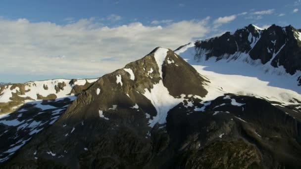 Berggipfel und Bergrücken in alaska — Stockvideo