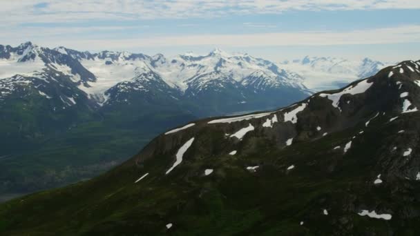 Picos de montaña y crestas en Alaska — Vídeo de stock