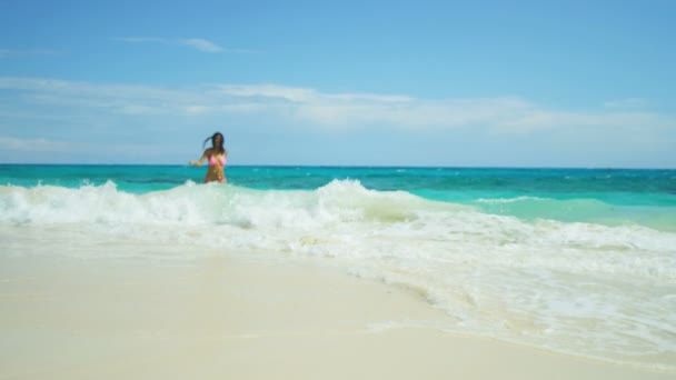 Söt flicka i rosa bikini på stranden — Stockvideo