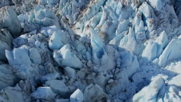 Ulomil z ledu toky nečistoty a usazeniny na Aljašce — Stock video
