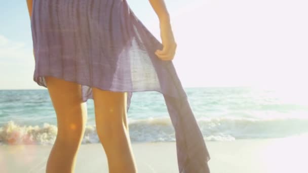 Mädchen läuft barfuß durch Untiefen des Ozeans — Stockvideo