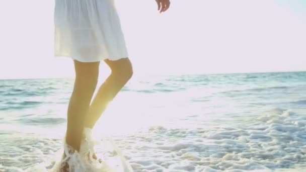 Ragazza schizzi in oceano bassi al tramonto — Video Stock