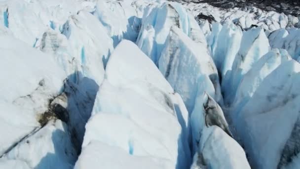 Afgebroken ijs stromen vuil en puin in Alaska — Stockvideo