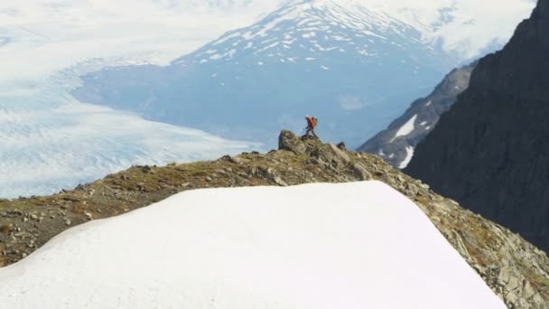 Escalador pico de montaña caminando en las montañas de Chugach — Vídeo de stock
