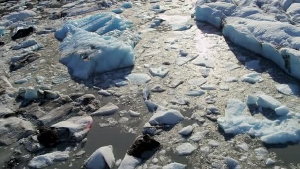 Eisberge treiben auf Gletschern — Stockvideo