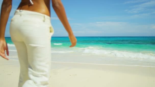 Chica en pantalones blancos disfrutando de vacaciones en la playa — Vídeo de stock