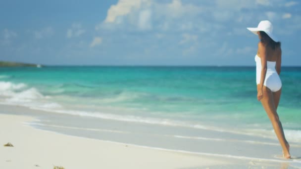 Девушка в купальнике наслаждается своим пляжным образом жизни — стоковое видео