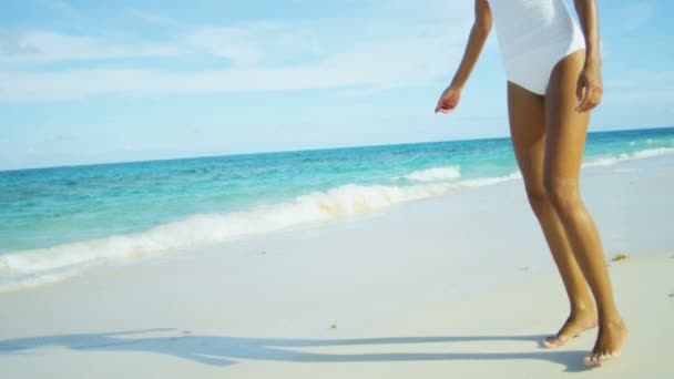 Junges Mädchen im weißen Badeanzug am Strand — Stockvideo