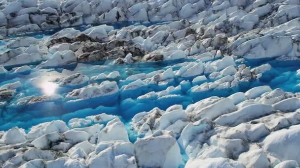 Coulées de glace brisées saleté et débris en Alaska — Video