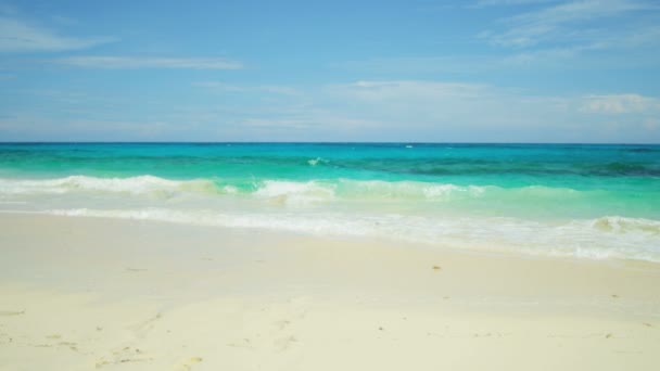 Девушка в белых брюках наслаждается пляжным отдыхом — стоковое видео