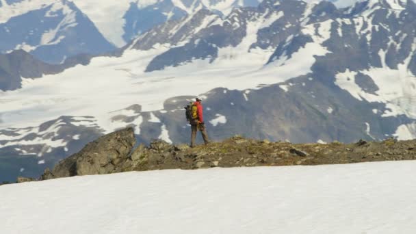 Альпинист, прогуливающийся в горах Чугач — стоковое видео