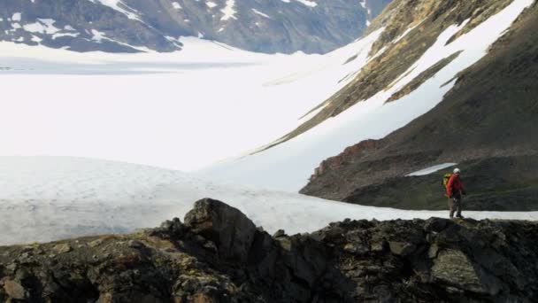 Exitoso escalador de picos en problemático glaciar — Vídeo de stock