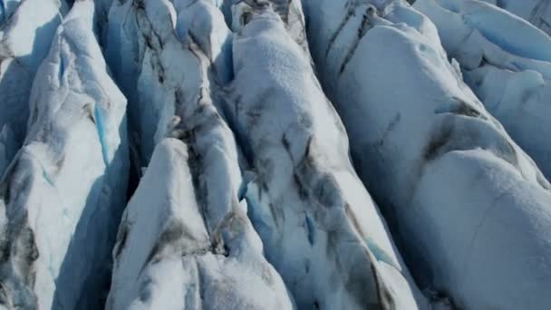 Coulées de glace brisées saleté et débris en Alaska — Video