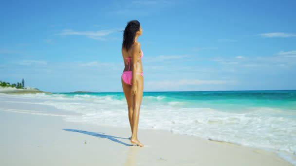 Menina bonita em biquíni rosa na praia — Vídeo de Stock