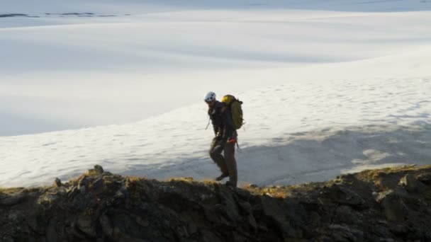 Альпинист, прогуливающийся в горах Чугач — стоковое видео