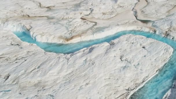 Rivière avec eau bleue dans la région arctique de l'Alaska — Video