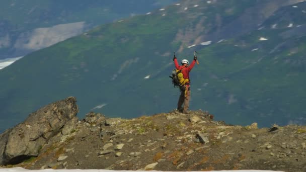 Alpinista di successo al ghiacciaio Troublesome — Video Stock