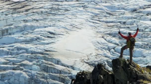 Успешный альпинист на проблемном леднике — стоковое видео