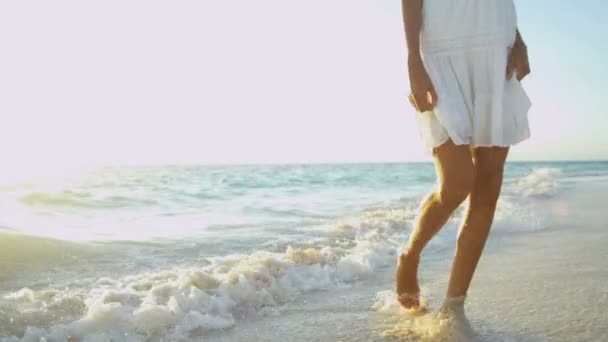 Ragazza schizzi in oceano bassi al tramonto — Video Stock