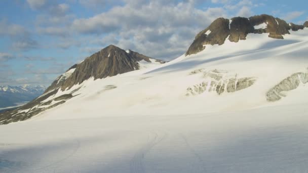 Горные вершины и хребты Аляски — стоковое видео