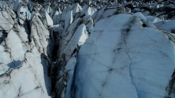 Bruten av is rinner smuts och skräp i Alaska — Stockvideo