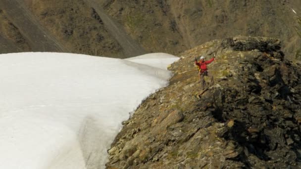 成功攀登困难冰川的登山者 — 图库视频影像