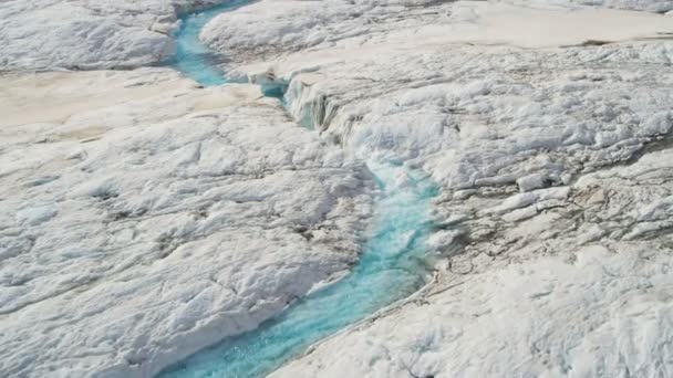 Река с голубой водой в арктическом регионе Аляски — стоковое видео