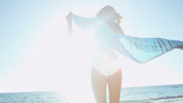 Chica con sarong disfrutando de vacaciones en la playa — Vídeos de Stock