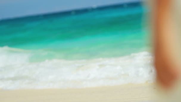 Chica en pantalones blancos disfrutando de vacaciones en la playa — Vídeo de stock