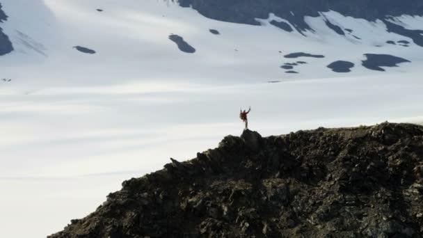 Framgångsrik Peak klättrare på besvärlig glaciär — Stockvideo