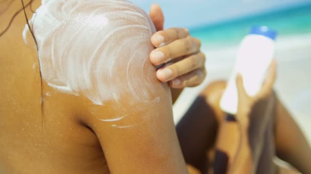 Woman applying sun protection cream — Stock Video