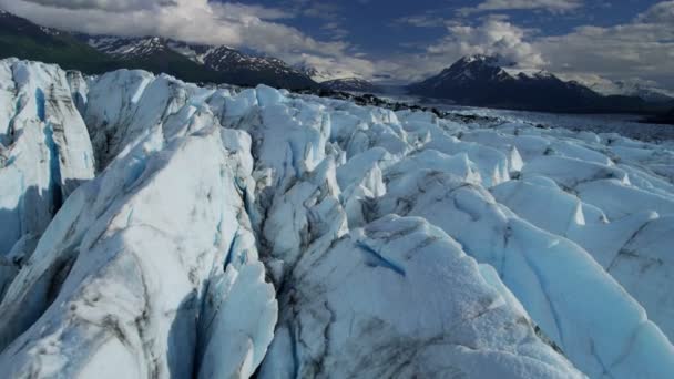 Coulées de glace brisées saleté et débris en Alaska — Video