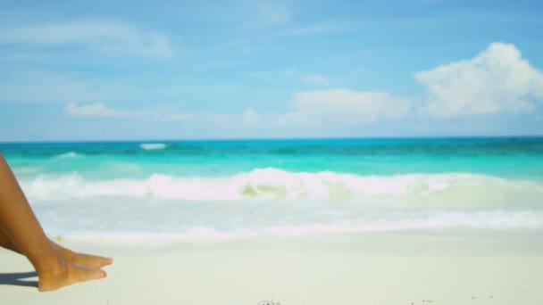 Menina bonita banhos de sol na praia arenosa — Vídeo de Stock