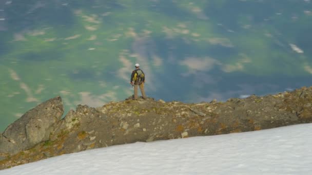 Succesvolle piek klimmer bij lastige gletsjer — Stockvideo