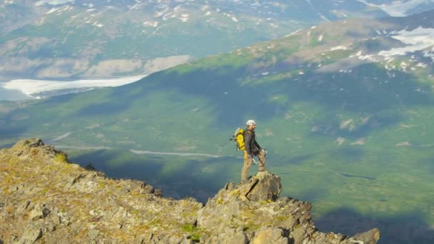 Exitoso escalador de picos en problemático glaciar — Vídeo de stock