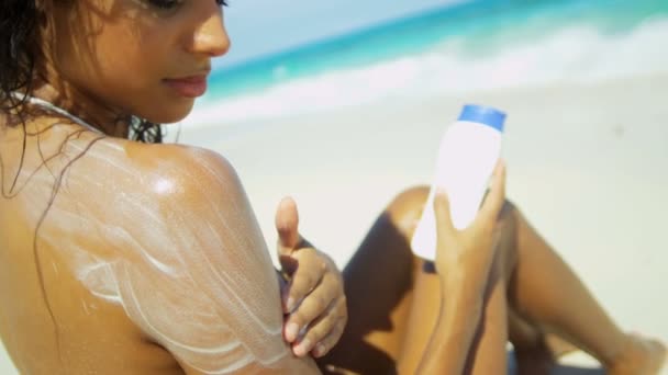 Mulher aplicando creme de proteção solar — Vídeo de Stock
