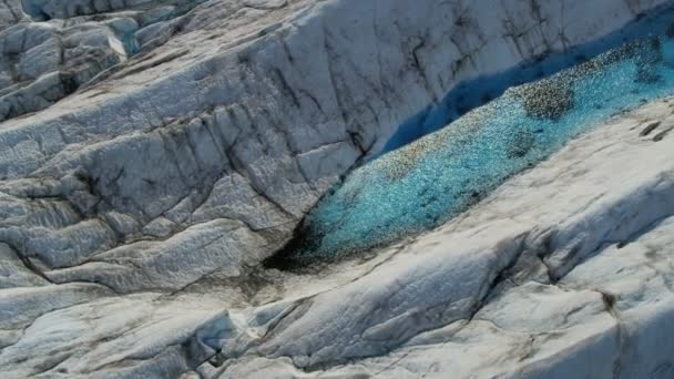 Isblå vattenskärning över frysta glaciär — Stockvideo