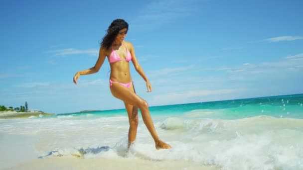 Bella ragazza in bikini rosa sulla spiaggia — Video Stock