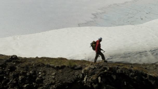 チュガチ山脈を歩く山頂登山者 — ストック動画