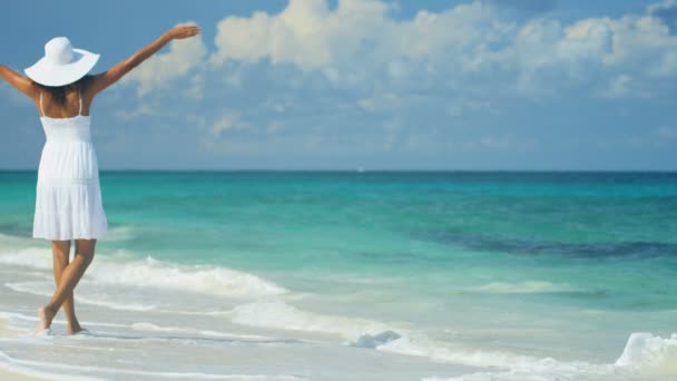 Laughing girl splashing in ocean shallows — Stock Video