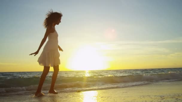 Dívka v oceánu mělčiny při západu slunce — Stock video