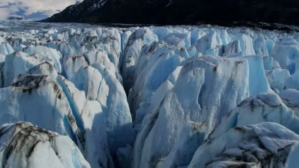 Rotto ghiaccio scorre terra e detriti in Alaska — Video Stock