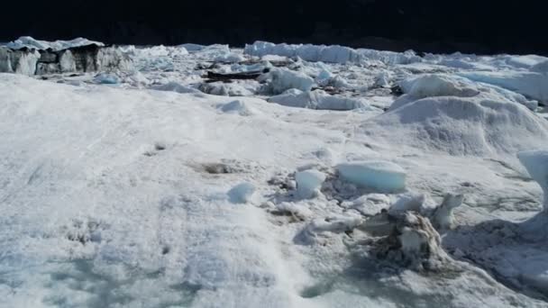 Abgebrochenes Eis führt zu Schmutz und Geröll in der Alaska — Stockvideo