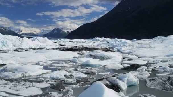 Moränenbedecktes Eis fließt vom Knik-Gletscher — Stockvideo