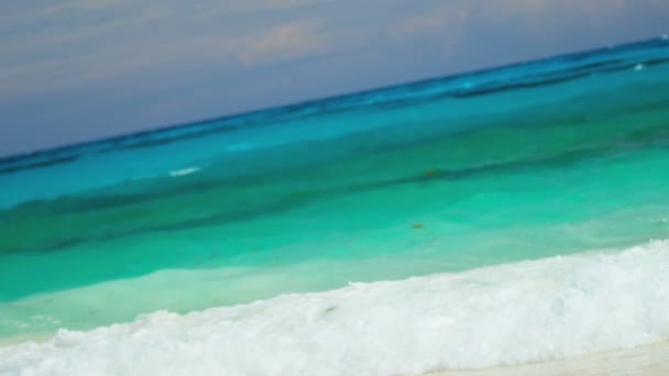 Menina vestindo biquíni espirrando no oceano rasas — Vídeo de Stock