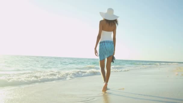 Ragazza in costume da bagno godendo di essere solo dall'oceano — Video Stock