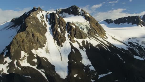 Picos de montaña y crestas en Alaska — Vídeos de Stock