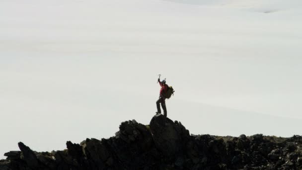 Альпинист, наслаждающийся успехом на высокой вершине — стоковое видео